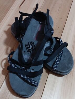 Sketchers Women’s Black and Gray Memory-Foam Strap Sandals